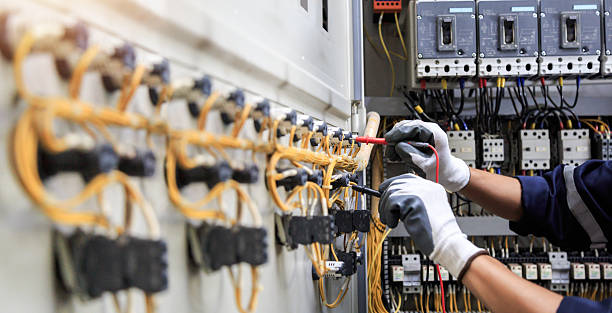 Professional Electrician technician working in Beverly Hills, FL